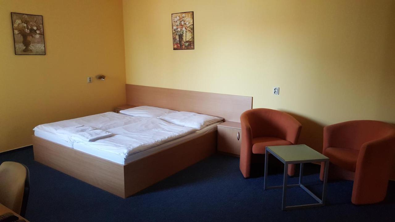 Komárno Lehar Panzio Bed & Breakfast エクステリア 写真